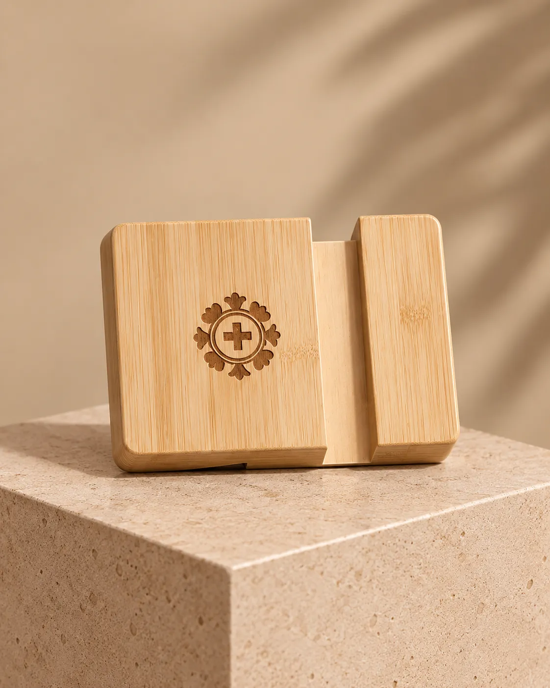 Porta celular de bambú para regalos corporativos · Kit Ecológico